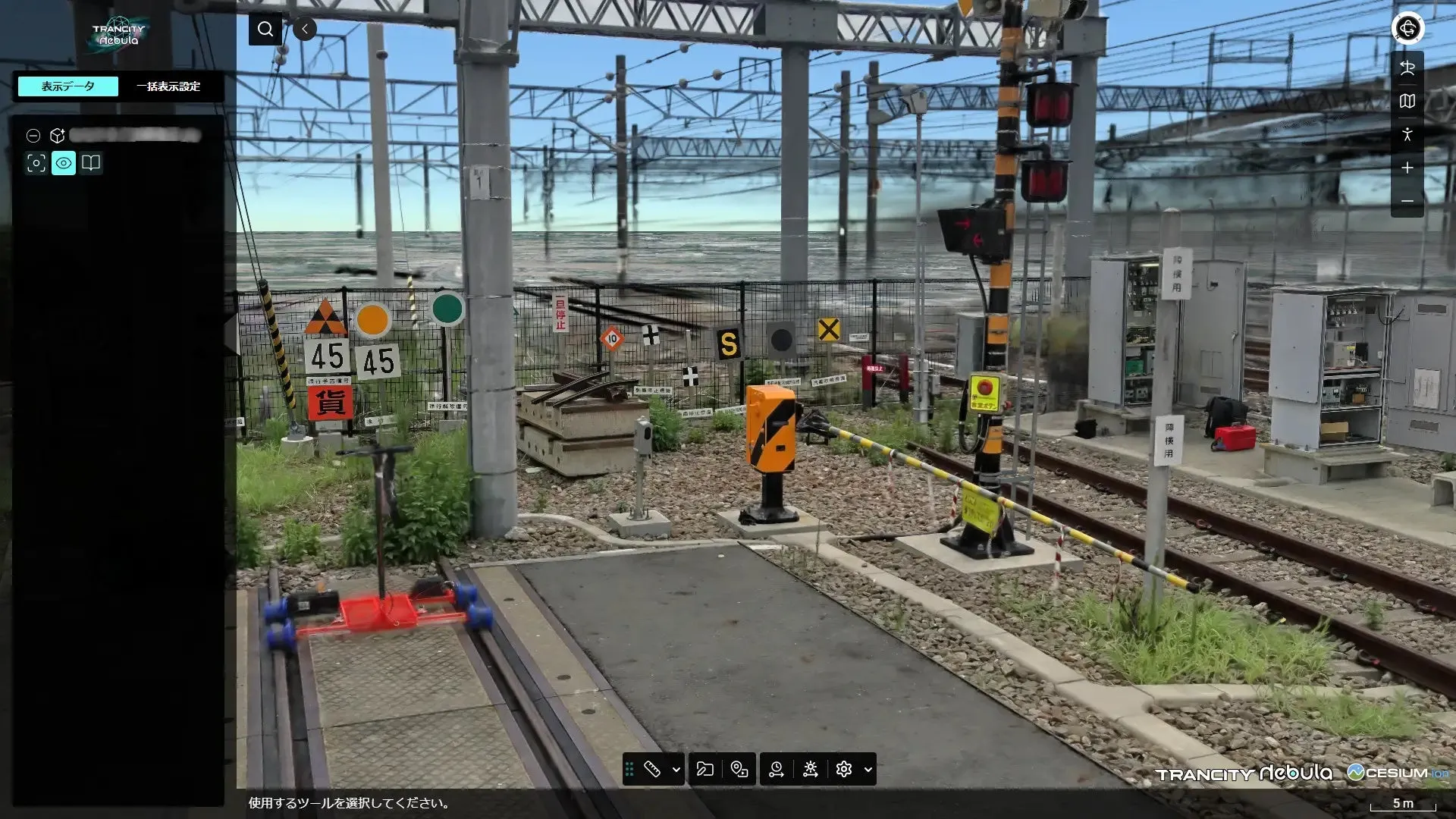 TRANCITY Nebula の画面。XGRIDS製3Dスキャナの計測データから生成した3DGSで、線路の分岐部に速度標識・信号機・踏切の遮断桿が写真のように再現され、画面下に計測ツールのバーが並んでいる